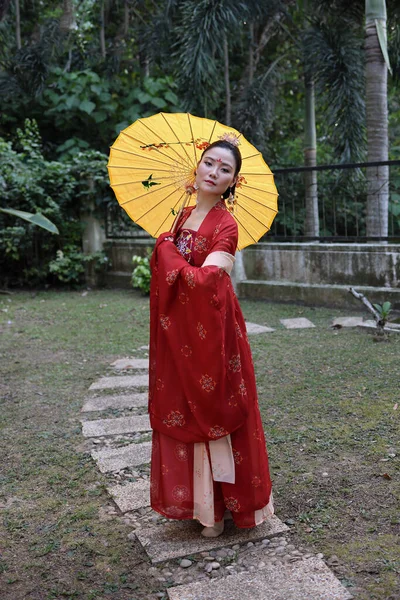 Jonge Aantrekkelijke Aziatische Vrouw Dragen Tadeonal Chinese Rode Hanfu Lange Stockfoto