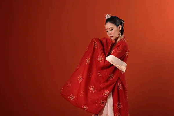 Jeune Femme Asiatique Attrayante Portant Têtu Chinois Rouge Hanfu Robe — Photo