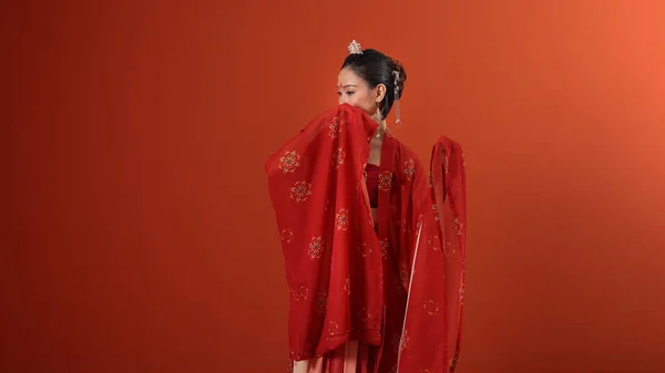 다색의 중국식붉은 치마를 매력적 아시아 스카프가 귀고리 실내에 — 스톡 사진