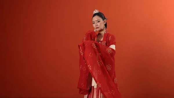 Молодая Привлекательная Азиатка Тадеональной Китайской Красной Ханфу Длинные Юбки Платья — стоковое фото