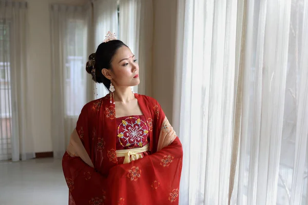 Jeune Femme Asiatique Attrayante Portant Têtue Chinois Rouge Hanfu Robe — Photo