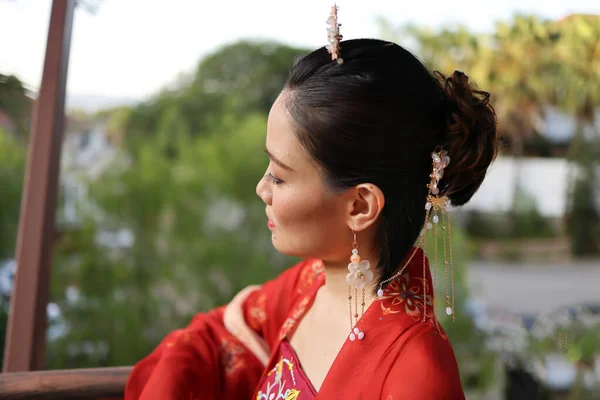 Молодая Привлекательная Азиатская Женщина Носит Тадеонал Китайский Красный Ханфу Длинные — стоковое фото