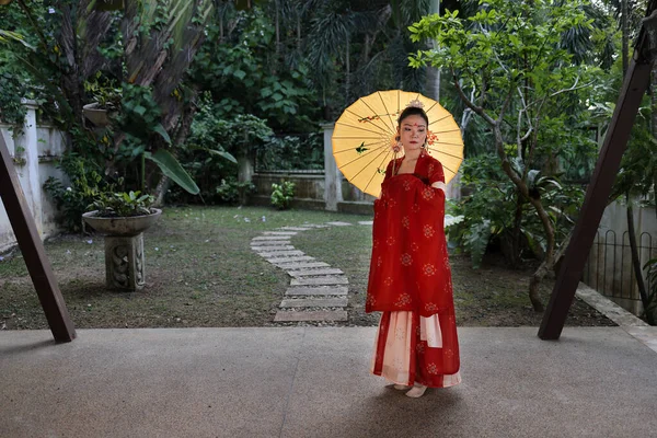 Joven Atractiva Mujer Asiática Usando Tadeonal Chino Rojo Hanfu Falda —  Fotos de Stock