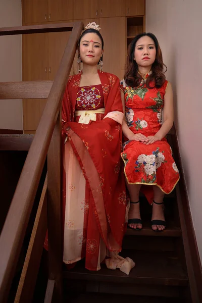 Two Young Attractive Asian Woman Wearing Tadeonal Chinese Red Hanfu — Stock Photo, Image