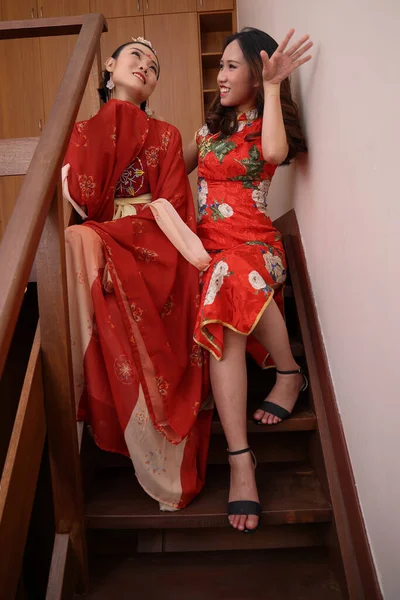 Дві Привабливі Азіатки Одягнені Тадеональний Китайський Червоний Ханфу Довгий Спідній — стокове фото
