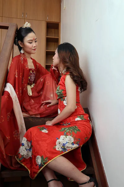 Two Young Attractive Asian Woman Wearing Tadeonal Chinese Red Hanfu — Stock Photo, Image