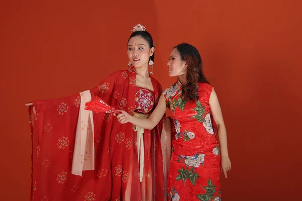 Dois Jovem Atraente Mulher Asiática Vestindo Tadeonal Chinês Vermelho Hanfu — Fotografia de Stock