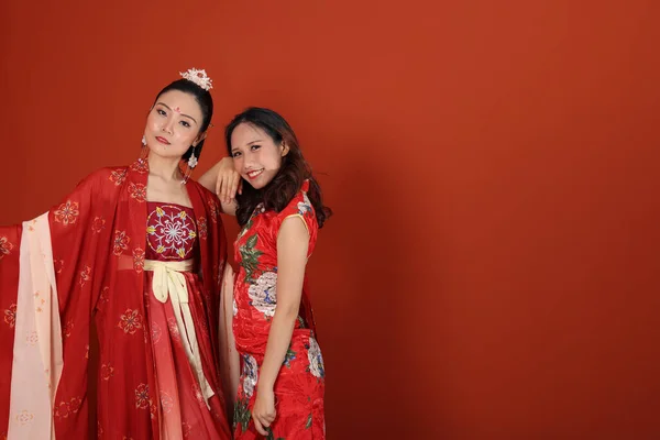 Two Young Attractive Asian Woman Wearing Tadeonal Chinese Red Hanfu — Stock Photo, Image