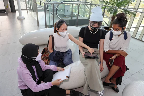 Cuatro Jóvenes Atractivos Asiático Grupo Mujer Amigos Colegas Estudiantes Interior — Foto de Stock