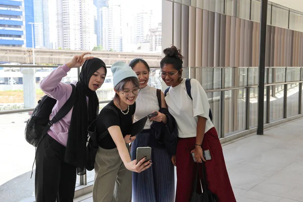 Quatro Jovens Atraente Grupo Asiático Mulher Amigos Colegas Estudantes Falar — Fotografia de Stock
