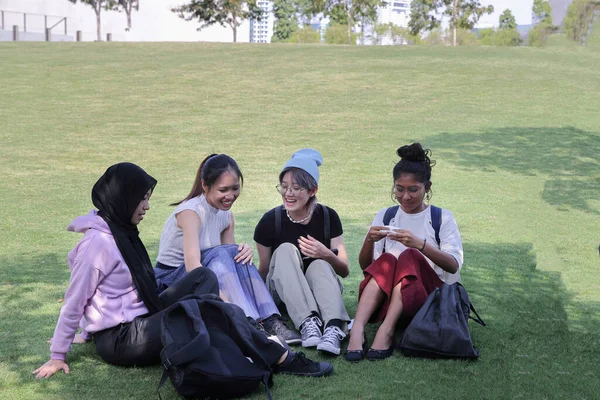 Cuatro Jóvenes Atractivos Grupo Asiático Mujer Amigos Colegas Estudiantes Aire —  Fotos de Stock