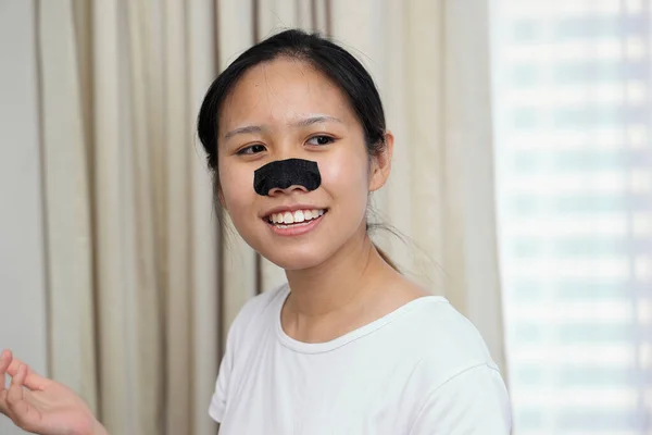 Unga Asiatiska Flickor Sova Pyjamas Parti Blackhead Remover Näsa Patch — Stockfoto