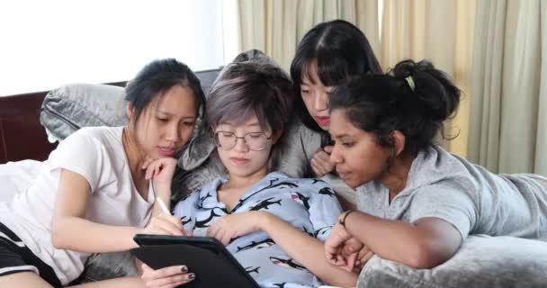Młody Azji Dziewczyny Piżama Party Studay Czerwony Grać Grę Karcie — Wideo stockowe