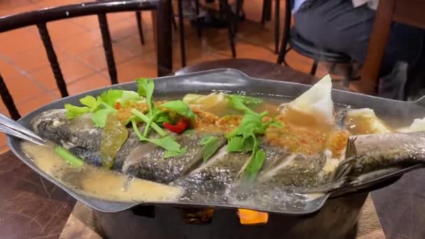 泰式大蒜石灰蒸海鲈鱼配上火锅火锅水蒸气 — 图库视频影像