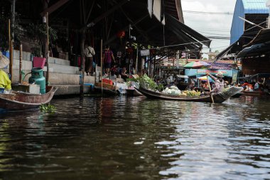 Damnoen Saduak, Tayland-26 Mayıs. 2022 - Bangkok yakınlarındaki ünlü Damnoen Saduak, covid-19 salgınından sonra turistler tarafından ziyaret edildi.. 