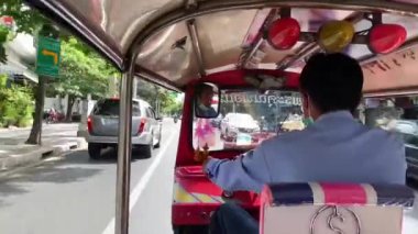 Bangkok, Tayland-27 Mayıs. 2022 - Tuk Tuk 'ta hızlı sürüş Bangkok' taki ünlü üç tekerlekli nakliye aracı 