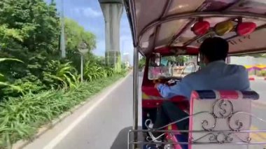 Bangkok, Tayland-27 Mayıs. 2022 - Tuk Tuk 'ta hızlı sürüş Bangkok' taki ünlü üç tekerlekli nakliye aracı 