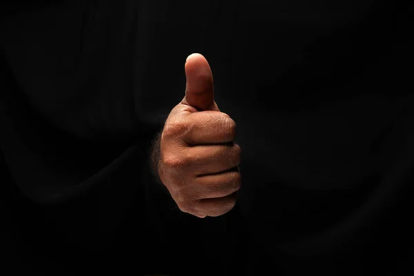 Azji Mężczyzna Ciemnoskóry Pojedynczy Ręka Pięść Palec Czarny Tło Kciuki — Zdjęcie stockowe