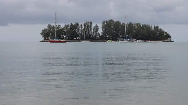 Small Keys Island Ocean Bonusing Wave Water Treeline Boats — Stockvideo