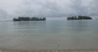 Small keys island ocean bonusing wave water treeline boats