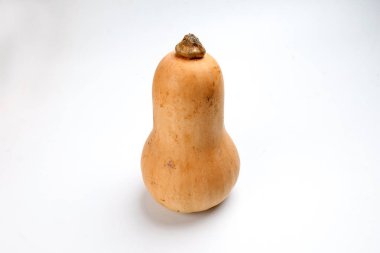 Beyaz arka planda sarı olgun tereyağı ezmesi 