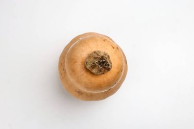 Beyaz arka planda sarı olgun tereyağı ezmesi 