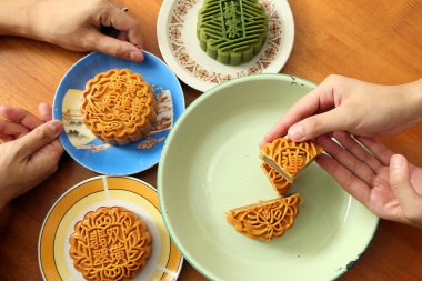 Geleneksel Çin ay pastası. Sonbahar festivali ortası verity tasarımı. Renk yeşil. 