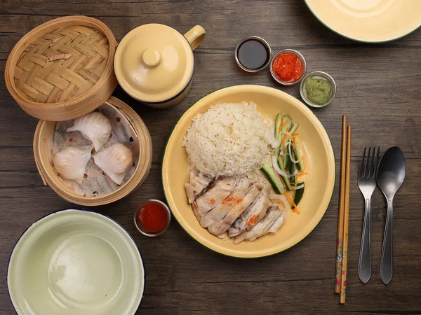 하노니 닭고기 크리스탈 고기를 대나무 증기욕을 당근을 테이블 리토레 에나멜 — 스톡 사진