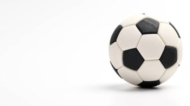 minyatür futbol topu beyaz arkaplan üzerinde siyah beyaz metin alanı kavramı 