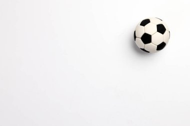 minyatür futbol topu beyaz arkaplan üzerinde siyah beyaz metin alanı kavramı 