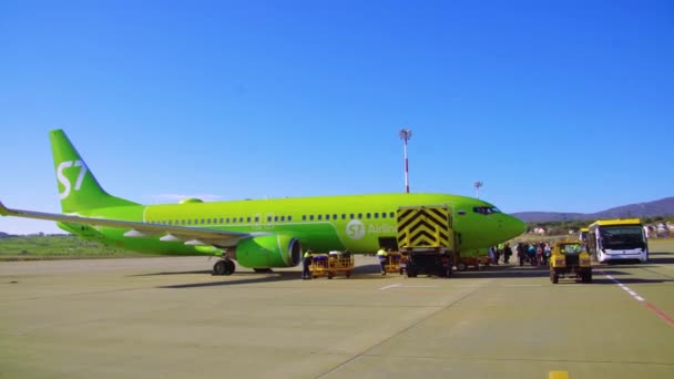 Passenger Plane Landed Gelendzhik Airport Terminal Airport Boarding Aircraft Unloading — Stock Video