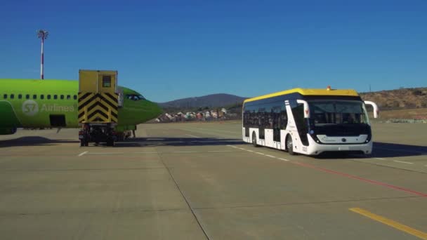 客机降落在Gelendzhik机场 起卸行李的飞机在机场登机 — 图库视频影像