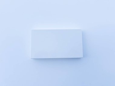 beyaz zemin üzerine beyaz hediye kutusu.