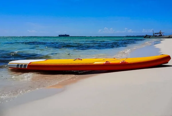 Kayak Amarillo Encuentra Costa Del Caribe — Foto de Stock