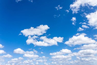 Güzel doymuş gökyüzü, beyaz kabarık bulutlar...