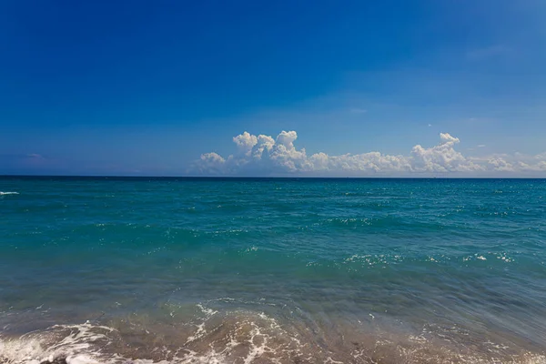 İnanılmaz güzellikteki zümrüt Atlantik Okyanusu. Güzel gökyüzü. Miami Plajı.