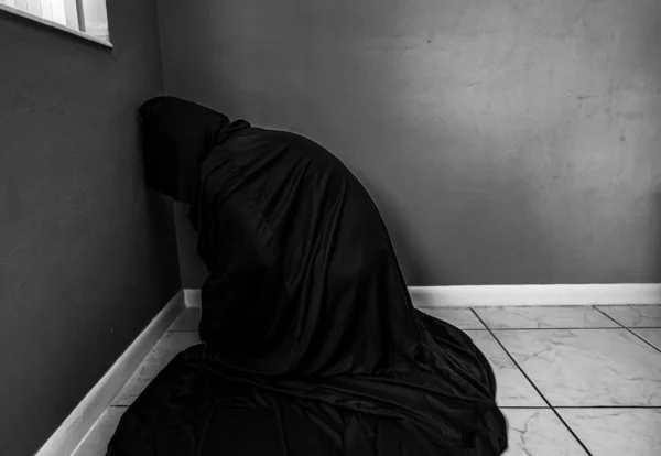 Чоловік Сидить Кімнаті Чорному Плащі Ховаючись Від Привидів Психологічні Проблеми — стокове фото