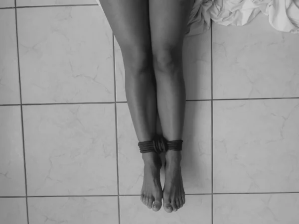 Menina Está Sentada Chão Com Pernas Amarradas Com Uma Corda — Fotografia de Stock