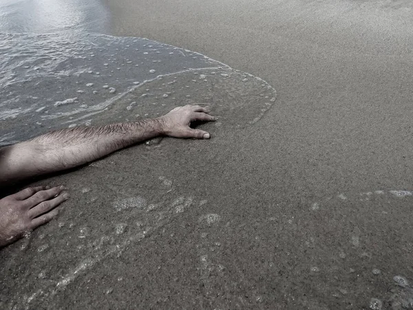 Het Lichaam Van Een Man Spoelde Aan Kust Lijkhand Zachte — Stockfoto