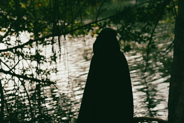 Μια Σκοτεινή Φιγούρα Στέκεται Στο Δάσος Ρίβερ Πρόσωπο Δεν Είναι — Φωτογραφία Αρχείου