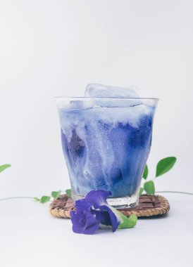 Kelebek bezelyesinden mavi çay.