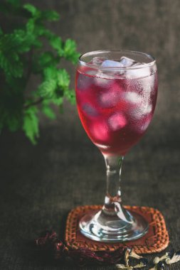 Mavi buzlu kırmızı çay.