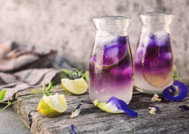 Kelebek çiçeğinden buzlu mor çay.