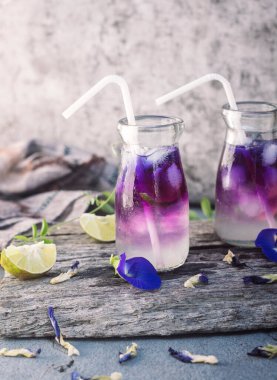 Kelebek çiçeğinden buzlu mor çay.