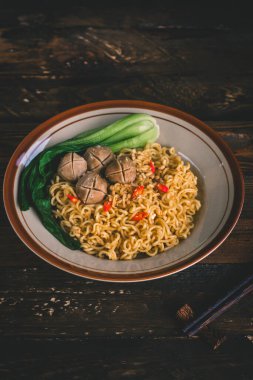 Sebzeli ve etli kızarmış şehriye.