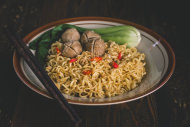 Sebzeli ve etli kızarmış şehriye.