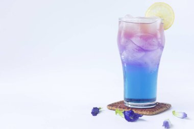 Kelebek bezelye çiçeğinden buzlu ve limonlu kokteyl (Asya güvercin kanatları))