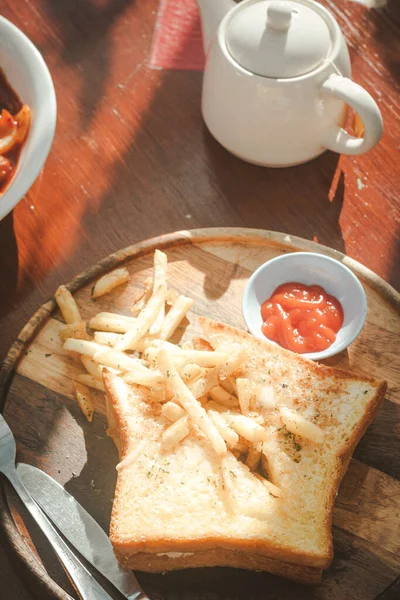 Ekmek ve kızarmış patatesle kahvaltı