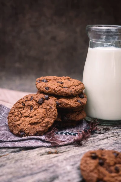 Çikolatalı kurabiye ve süt portresi.