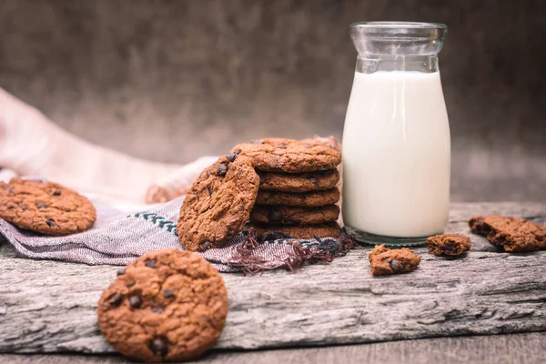 Cholocate Kekse Und Milch Der Flasche — Stockfoto